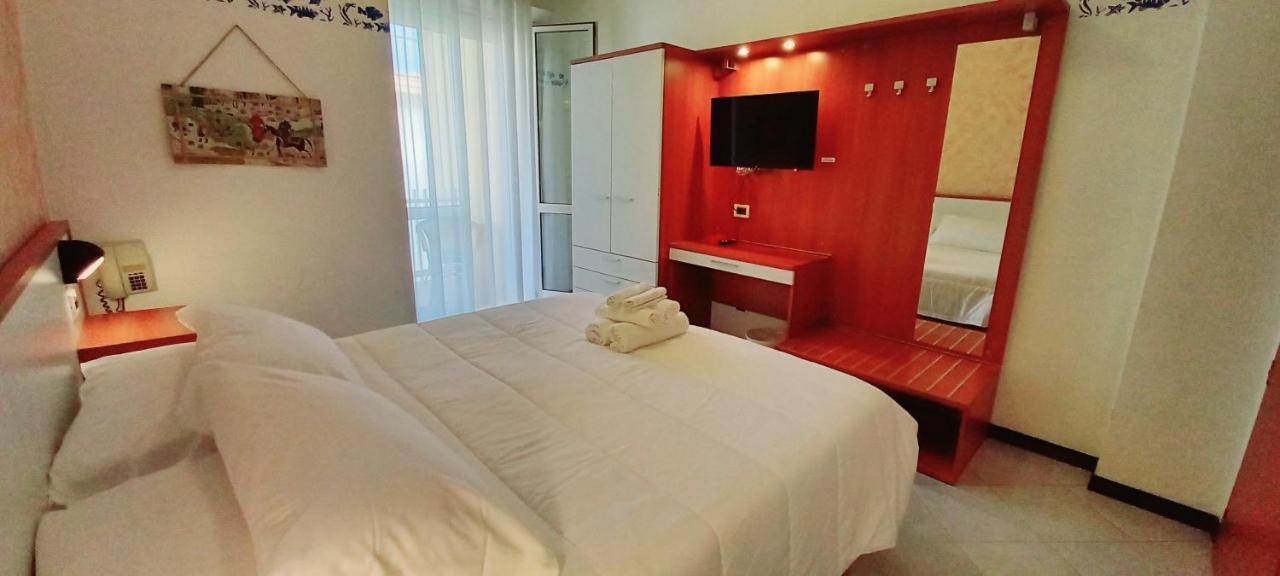 רימיני Hotel Brotas מראה חיצוני תמונה